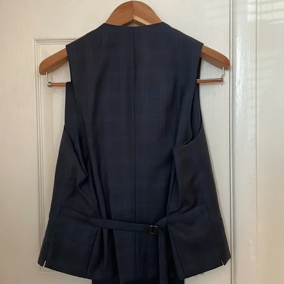 Joseph Abboud 3-piece Slim Fit Custom Suit. Jacket size 40R. Pants size 32R.